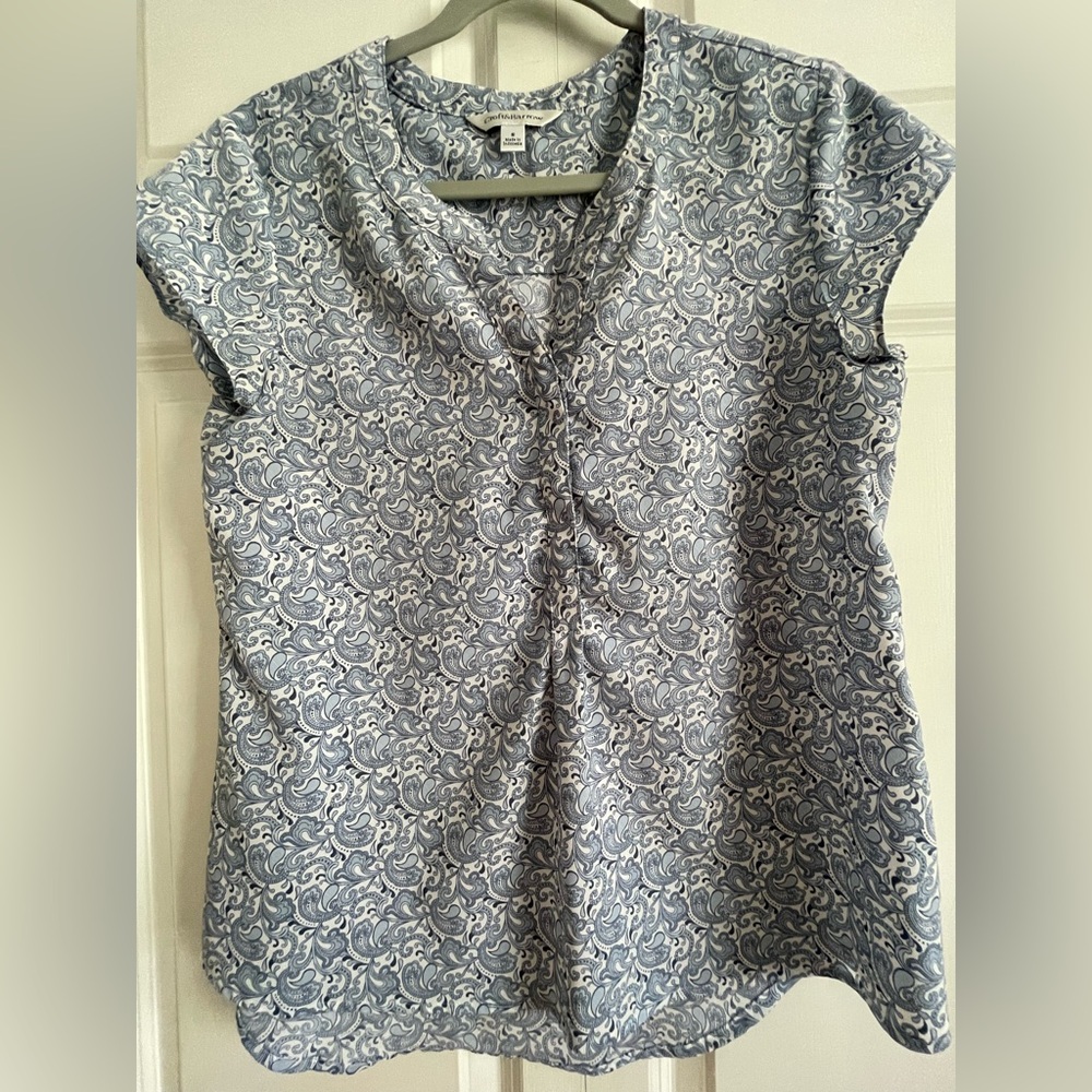 Croft & Barrow, cap sleeve, paisley print blouse. Blue. Size small.